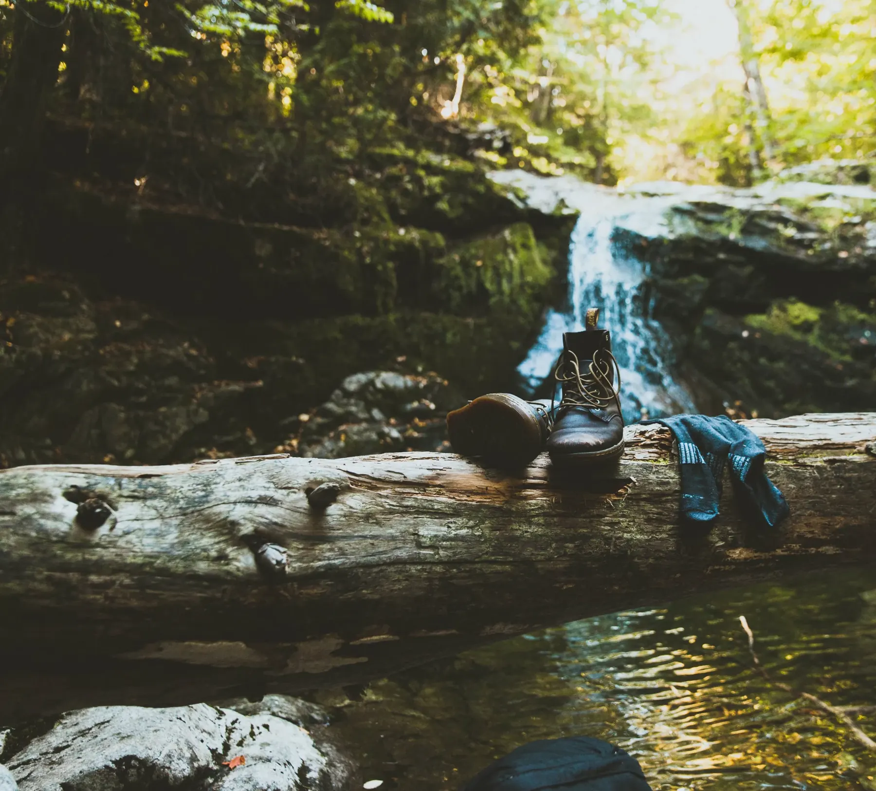 Cascada en el bosque durante un viaje