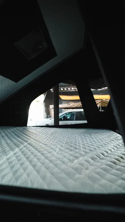 Colchón acolchado dentro de una carpa de techo Kam-per