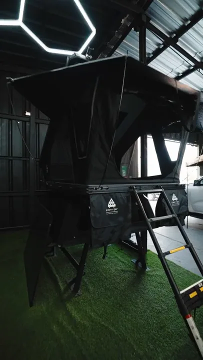Carpa de techo abierta en la sala de exhibición de Kam-per